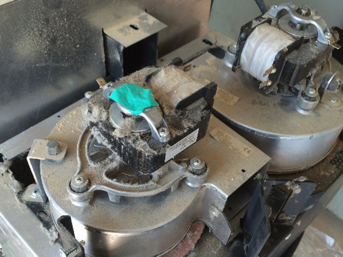 電装部品を取り外し清掃イメージ画像